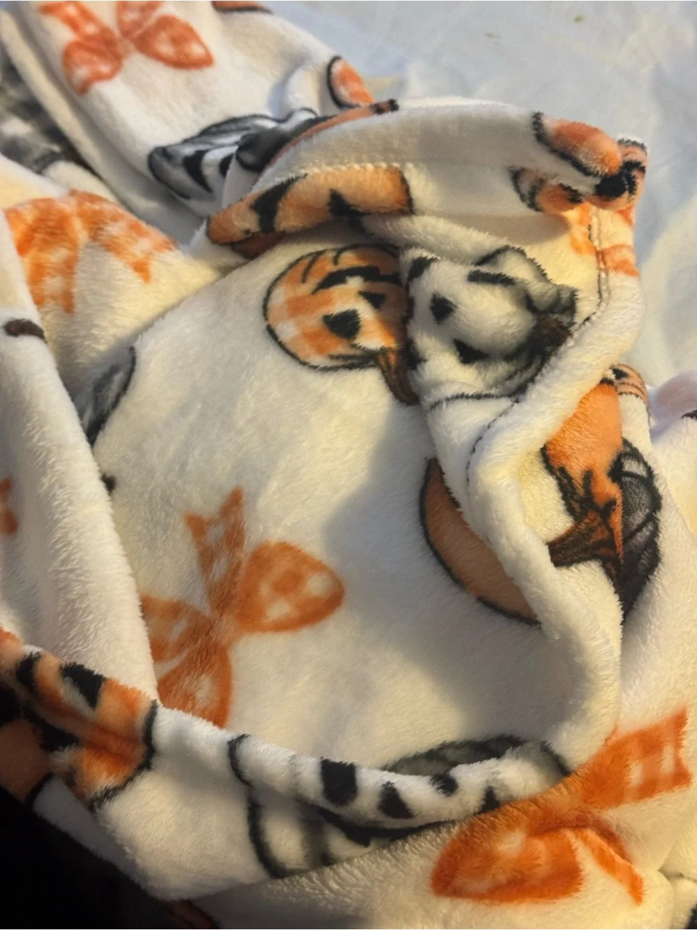 Halloween collection oversized fleece Pumpkin Throw - White & Orange